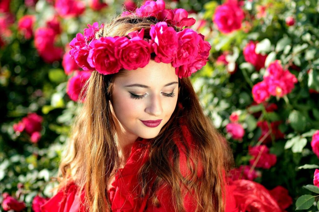 Frau Kopfschmuck Rosen rot Lippenstift Natur Den Garten das ganze Jahr lang nutzen