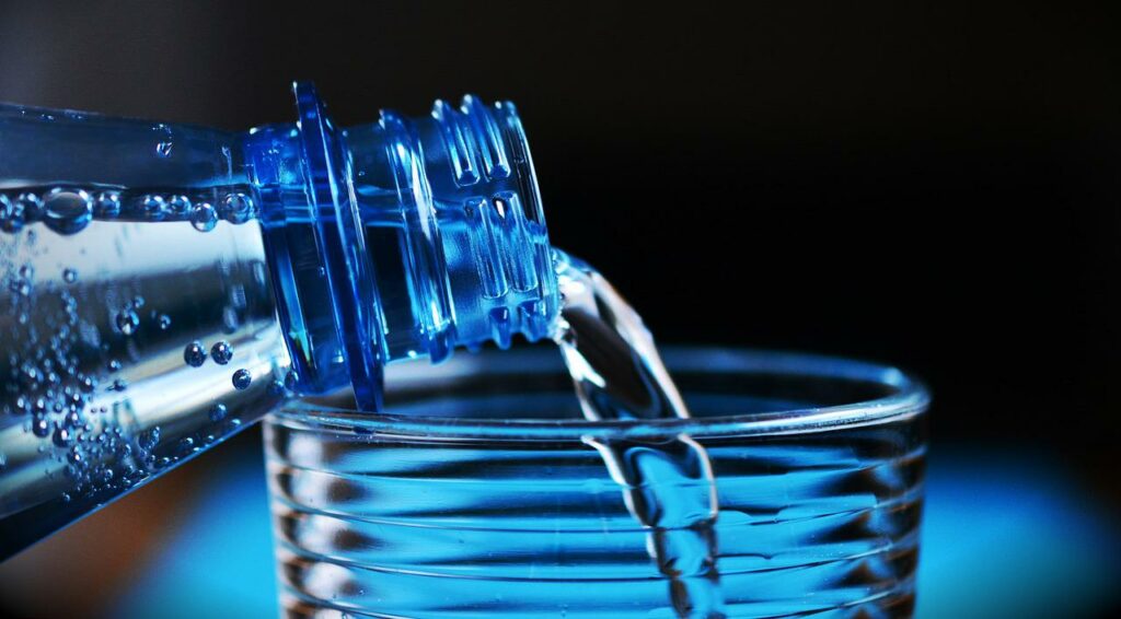 Mineralwasser in Glas eingießen Mit Mineralwasser die Nachhaltigkeit unterstützen und fördern - So geht's!
