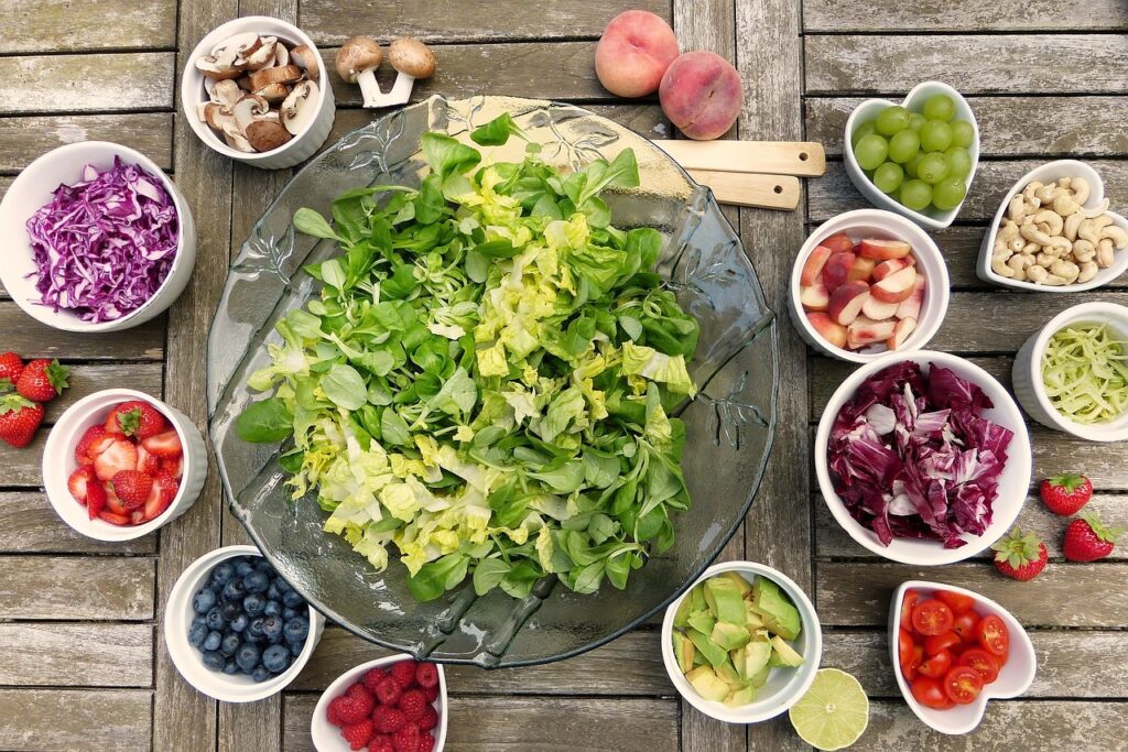 Obst und Gemüse in Schalen kleine Portionen Vitamine und Mineralien Darauf als Veganer achten!