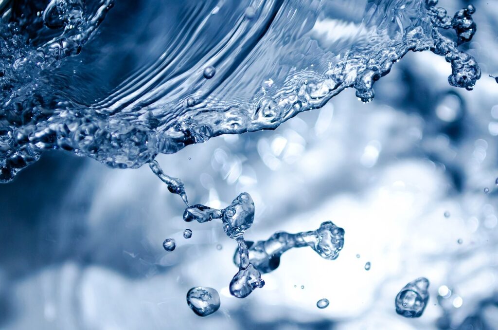 Wasser Wasserspritzer Haushalt Wasser effektiv entkalken Die besten Methoden