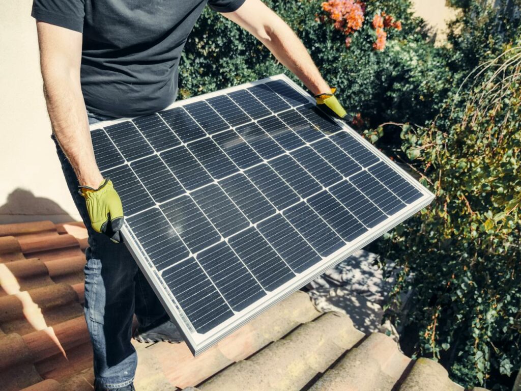 Mann trägt Solarpanel Photovoltaikanlage Wie funktioniert das