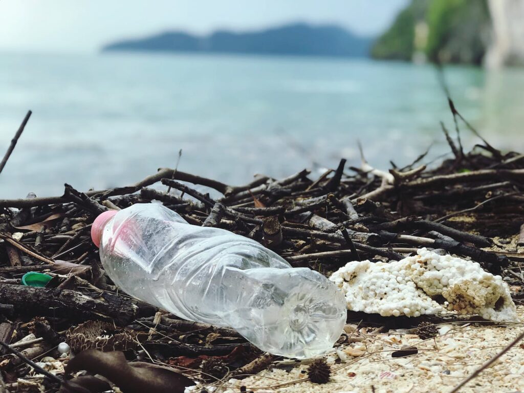 Müll Plastik an Strand angespült Verpackungsmüll minimieren Tipps für weniger Abfall