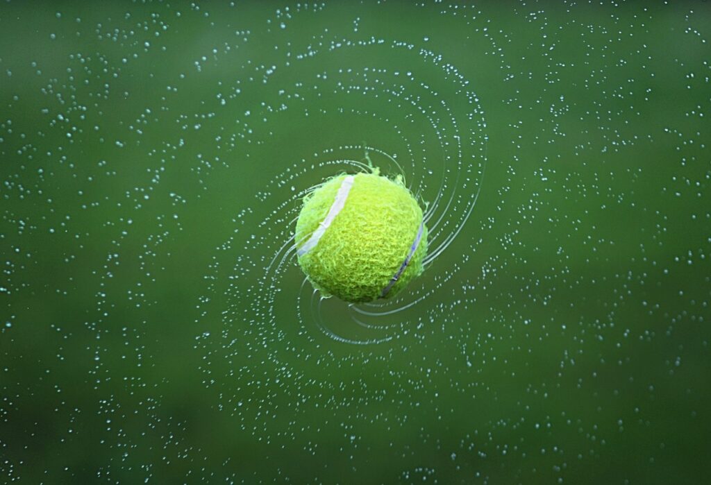 Tennisball rotiert in der Luft Padelschuhe Wie Sie den passenden Schuh für Ihr Spiel finden