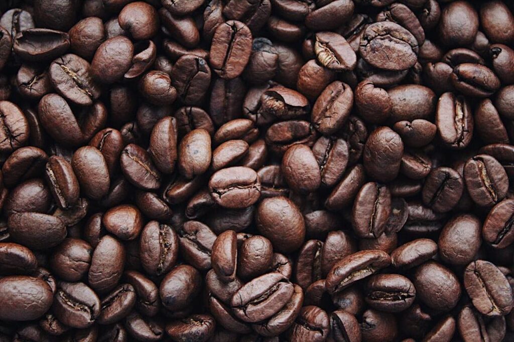 Kaffeebohnen Nahaufnahme Makrofotografie Warum nachhaltiger Kaffee bei Konsumenten immer beliebter wird