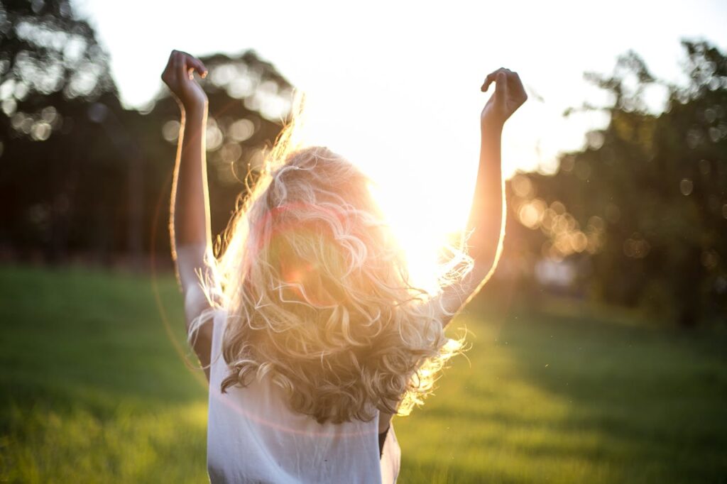 Frau Natur Sonne glücklich Gesundheitstrends des Jahres