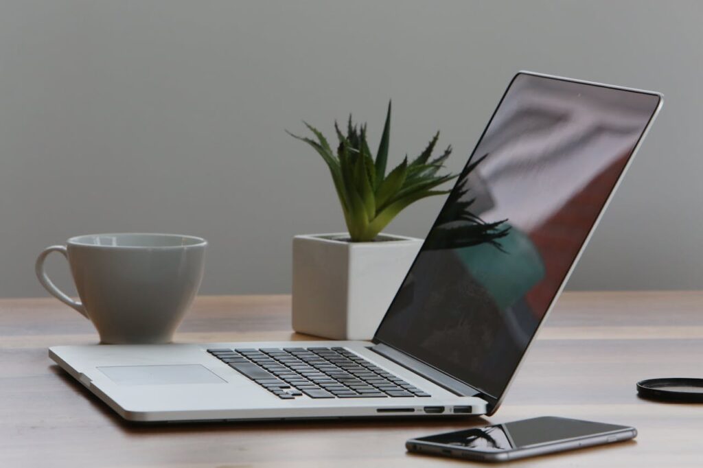 Laptop modern Büro Als Webagentur auf Nachhaltigkeit achten Tipps